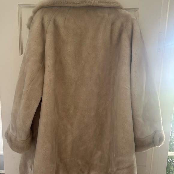 Vintage Beaver Fur Coat in *almost* pristine condition - Picture 9 of 11